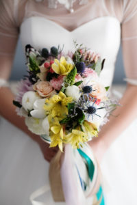 kolorowy nietypowy bukiet ślubny by Monika florystyczna pasja